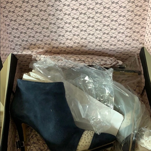 Blue suede bootie with unique design - Picture 6 of 8